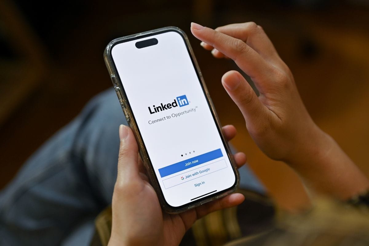 plan sur un smartphone affichant l'application Linkedin